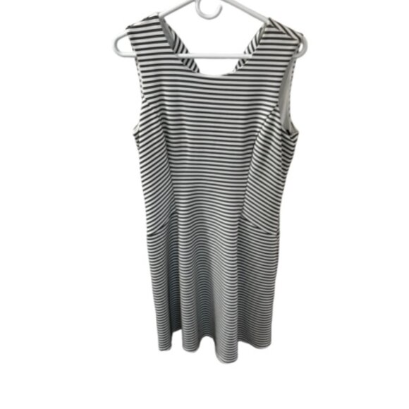 Sleeveless, fit & flare silhouette women's dress size 6, knee length. - Picture 6 of 6